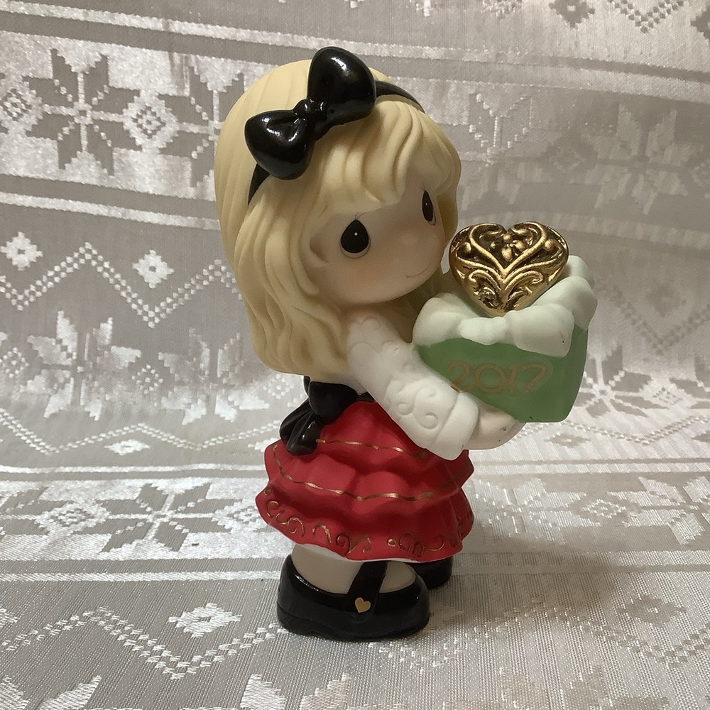 Precious Moments Figurine #171001 Share The Gift Of Love 2016 Porcelain - Picture 2 of 11